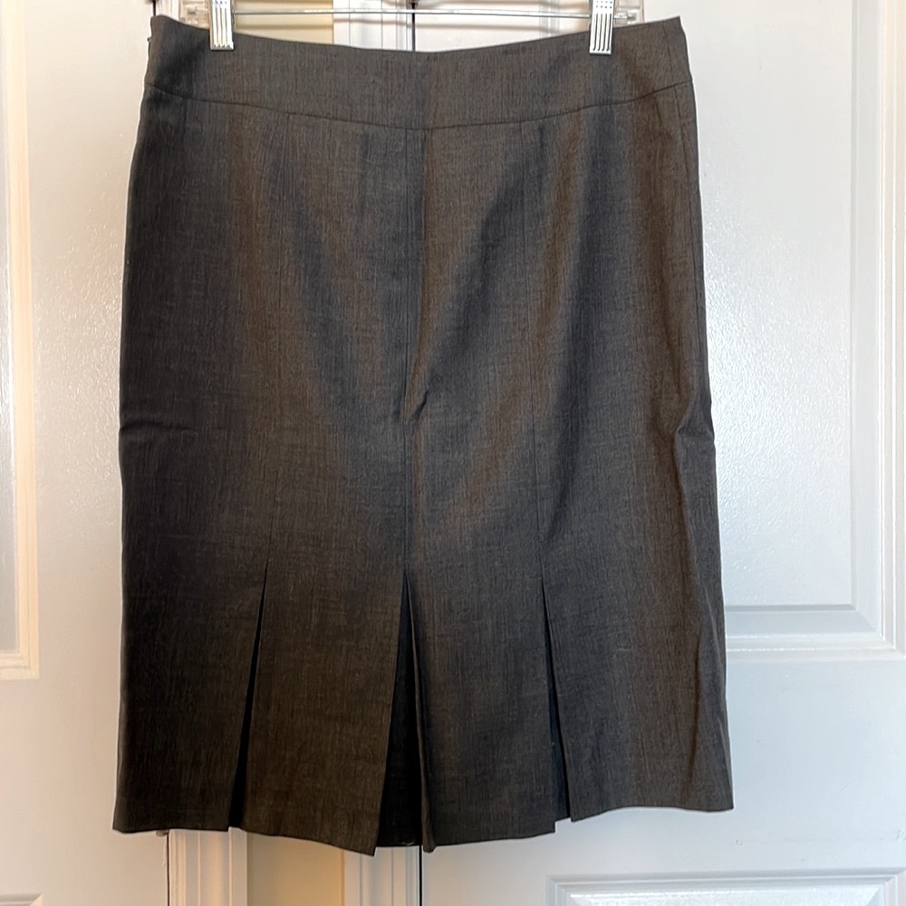 Ann Taylor gray wool fully lined skirt – size 10; beautiful back pleated detail